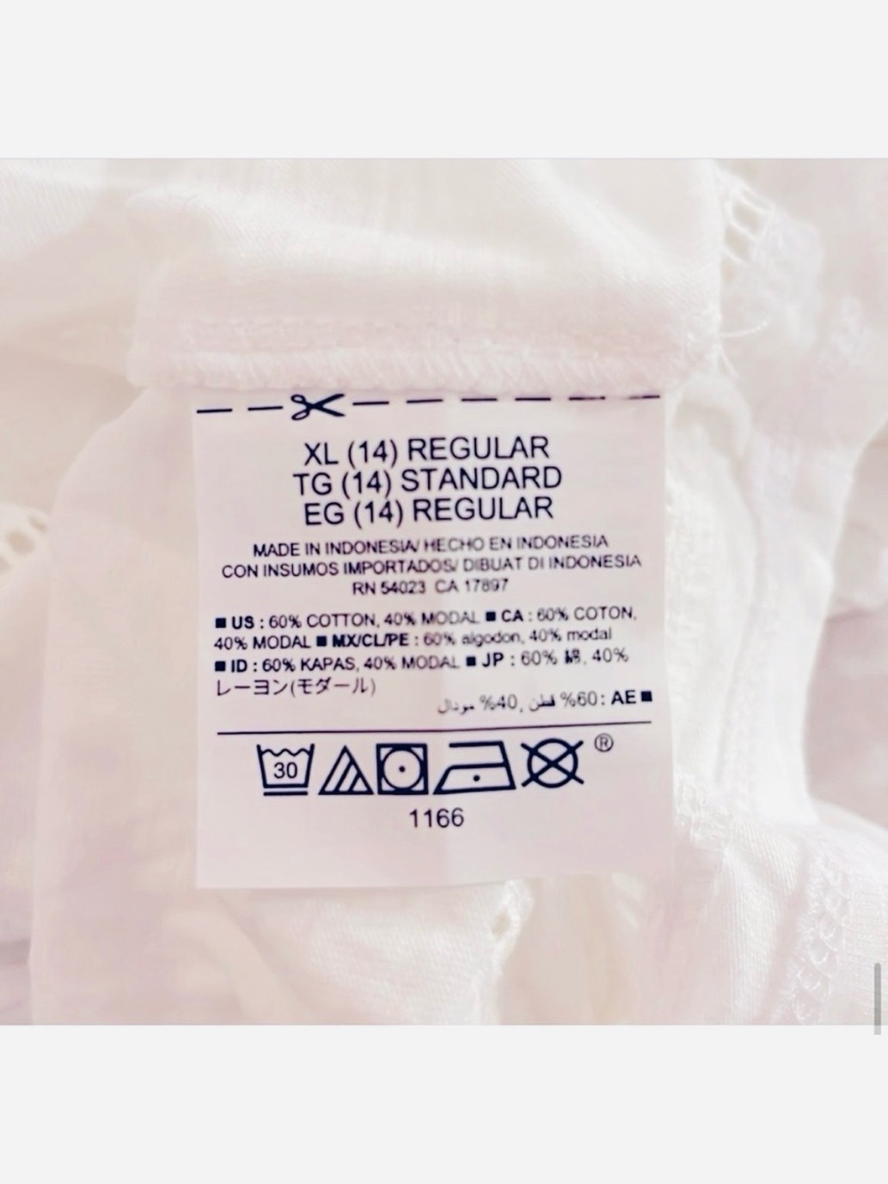 🆕- White Cotton Ladder Stitch Design Top. Size: XL - Picture 6 of 6